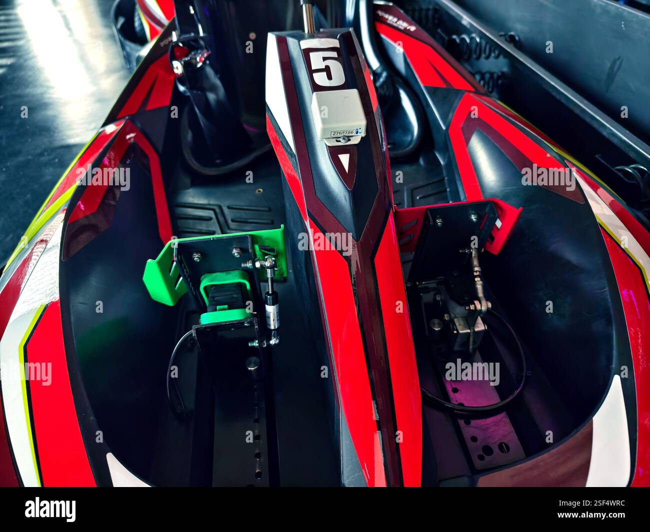 Nouveaux karts électriques dans la piste de course intérieure moderne Banque D'Images