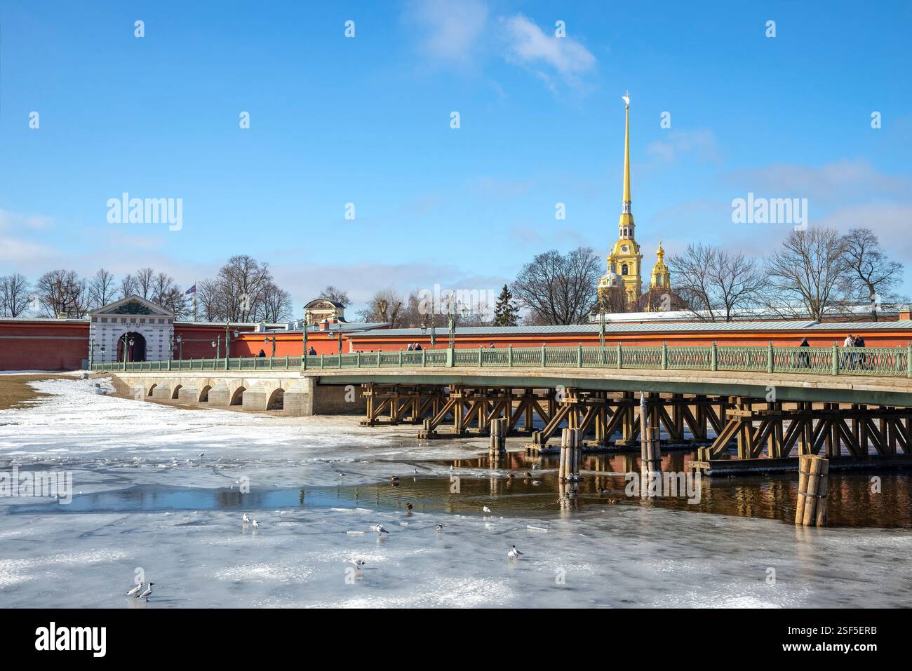 SAINT-PÉTERSBOURG, RUSSIE - 03 AVRIL 2022 : pont Ioannovsky menant à la forteresse Pierre et Paul. Saint-Pétersbourg Banque D'Images