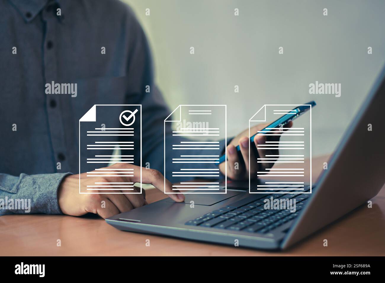 Liste de contrôle remplissez la liste de contrôle du formulaire numérique de l'évaluation des performances.les gens d'affaires utilisent l'évaluation du questionnaire d'évaluation Banque D'Images