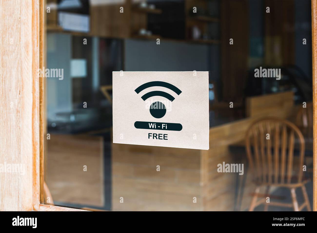 Signe wifi gratuit à l'entrée principale du café pour servir les clients Banque D'Images