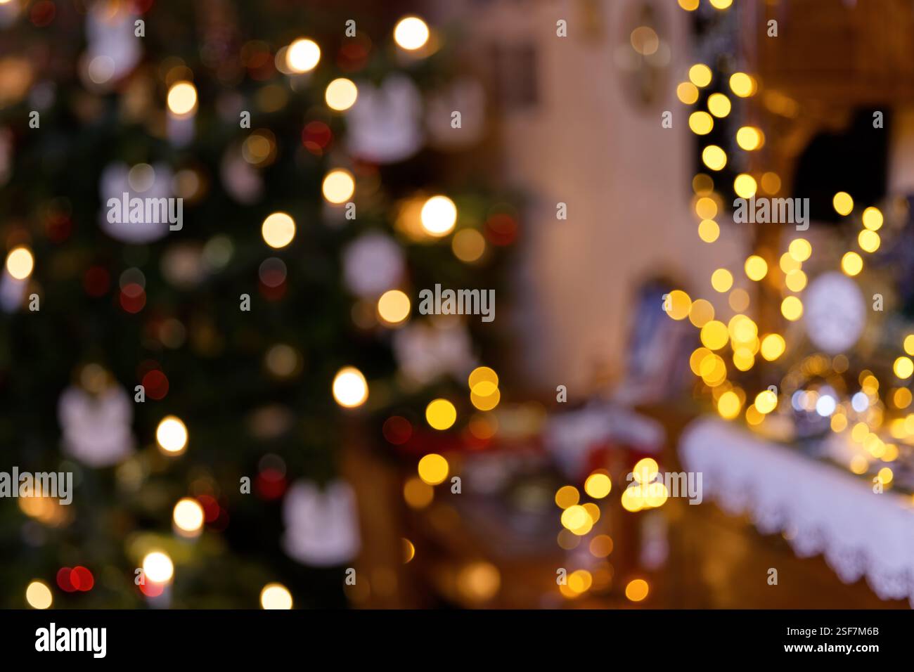Impression de Noël abstraite floue avec sapin de Noël et éclairage LED Banque D'Images