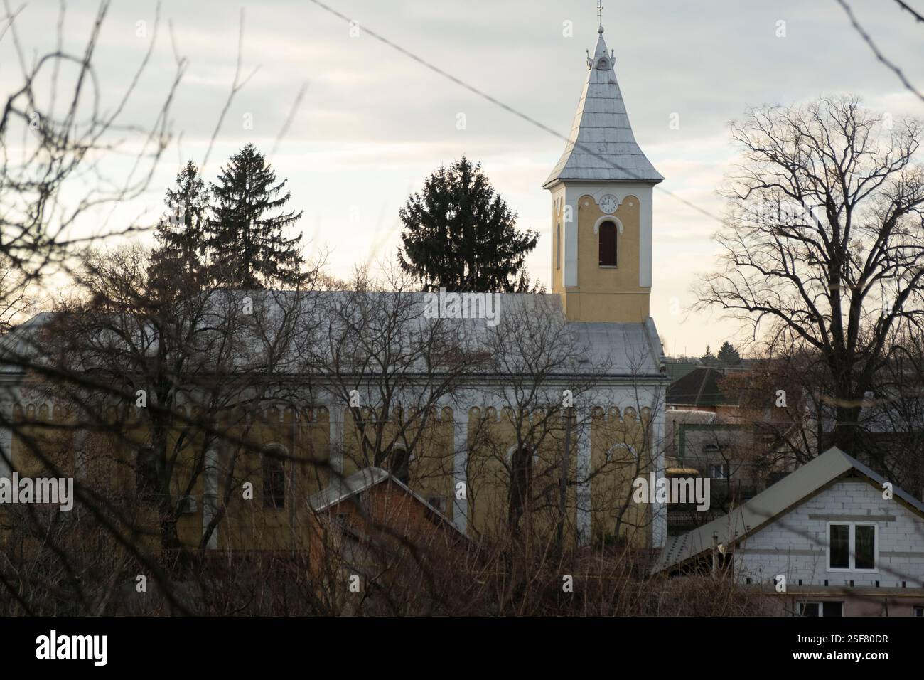 Mukachevo, Ukraine. 04th Feb, 2025. Une église près du château de Palanok. Loin des lignes de front, Moukachevo en Transcarpathie ressent un monde distinct de l'est de l'Ukraine déchiré par la guerre, avec une culture unique façonnée par des liens historiques avec la Hongrie et la Slovaquie. (Photo par Oliver Raw/SOPA images/SIPA USA) crédit : SIPA US/Alamy Live News Banque D'Images