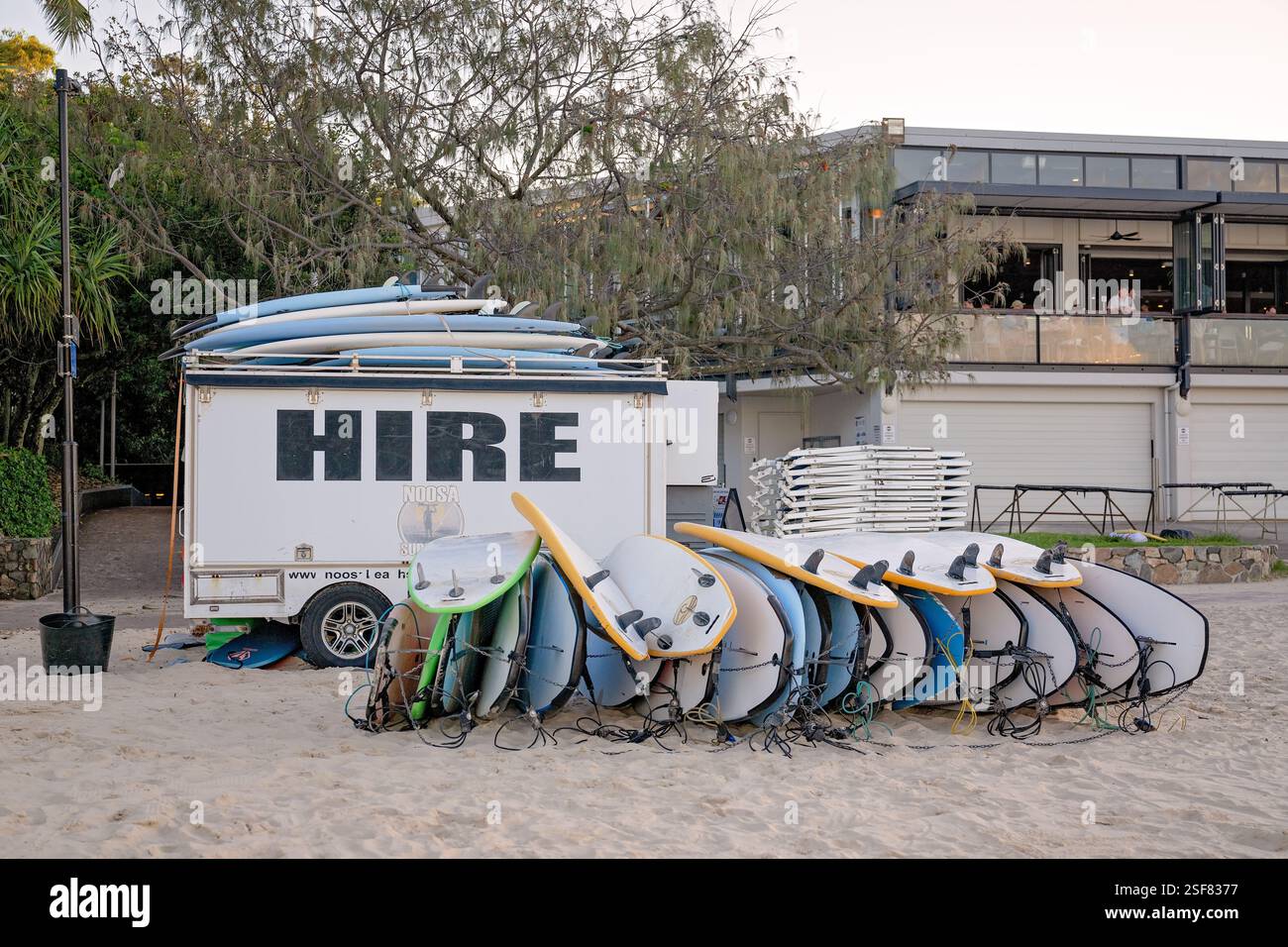 Location de planches de surf sur la plage principale de Noosa, Queensland Australie, kiosque d'équipement d'activités de vacances Banque D'Images