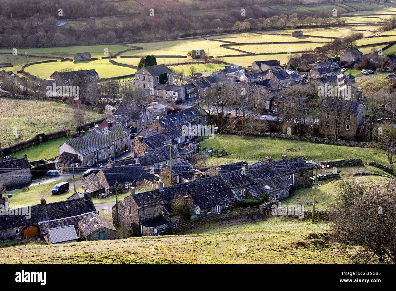 Granges traditionnelles et murs en pierre sèche à côté du village de Gunnerside, Yorkshire Dales National Park, Royaume-Uni Banque D'Images