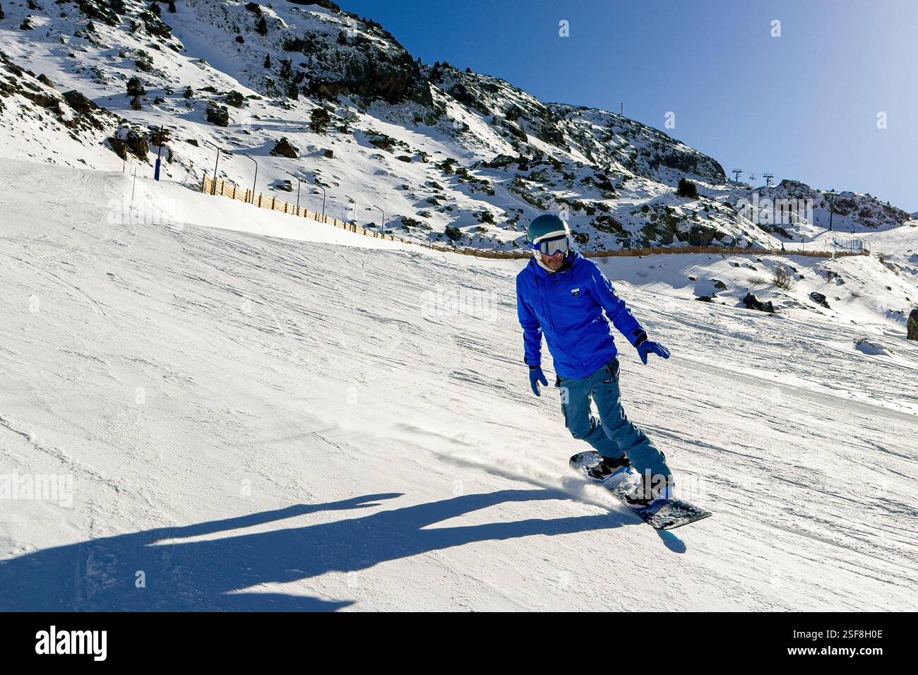 Snowboarder sur une piste de ski à Ordino Arcalis, Andorre Banque D'Images
