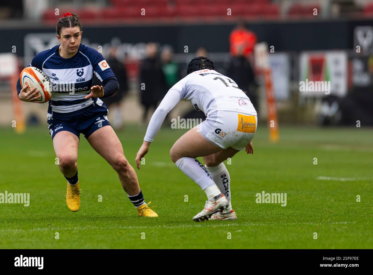 Phoebe Murray de Bristol sur le point d'être affrontée par Merryn Doidge d'Exeter lors du PWR match à Ashton Gate, Bristol Bristol Bears Women v Exeter Chief Banque D'Images