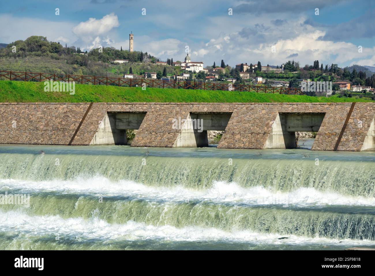 Travaux d'ingénierie fluviale pour la protection contre les inondations et les projets hydrauliques et de remise en état de la rivière Agno Guà dans les municipalités de Trissino et Arzign Banque D'Images