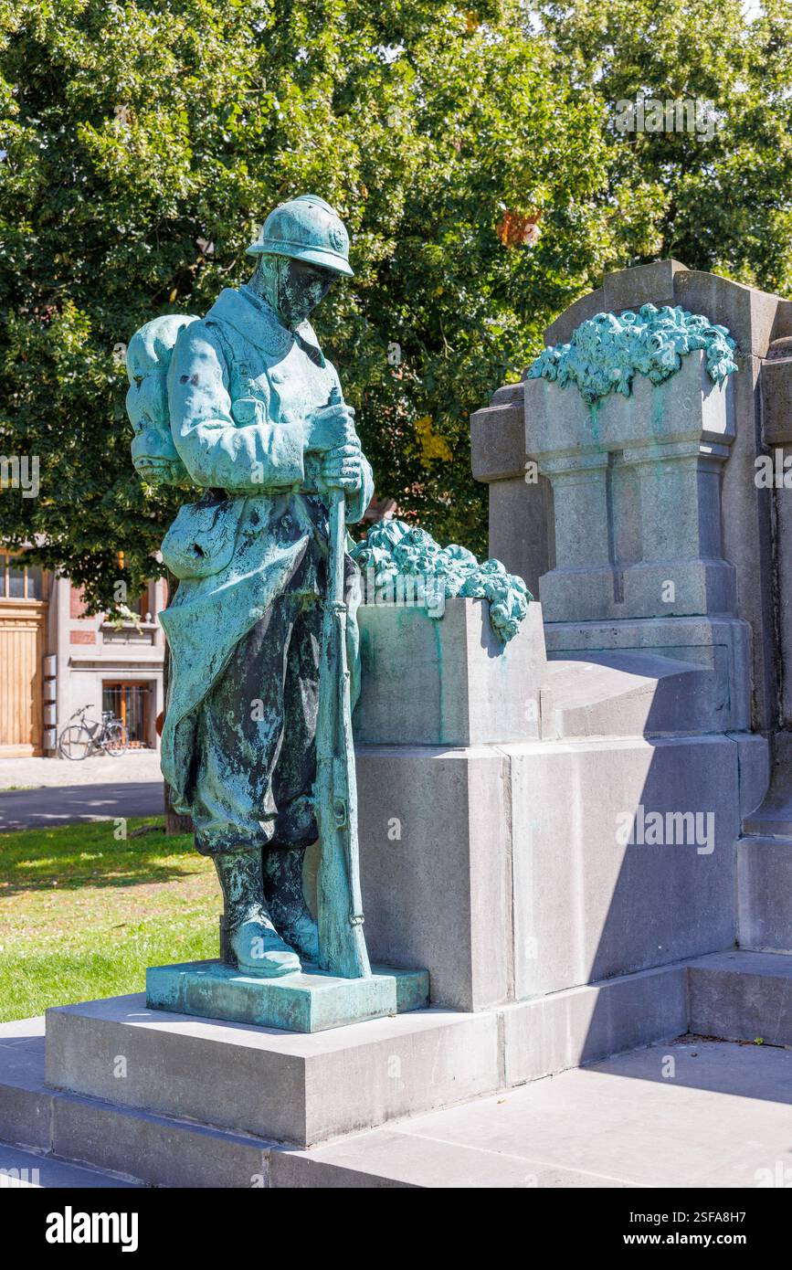 Soldat avec la tête inclinée sur le mémorial de guerre vendéen, Tournai, Belgique Banque D'Images