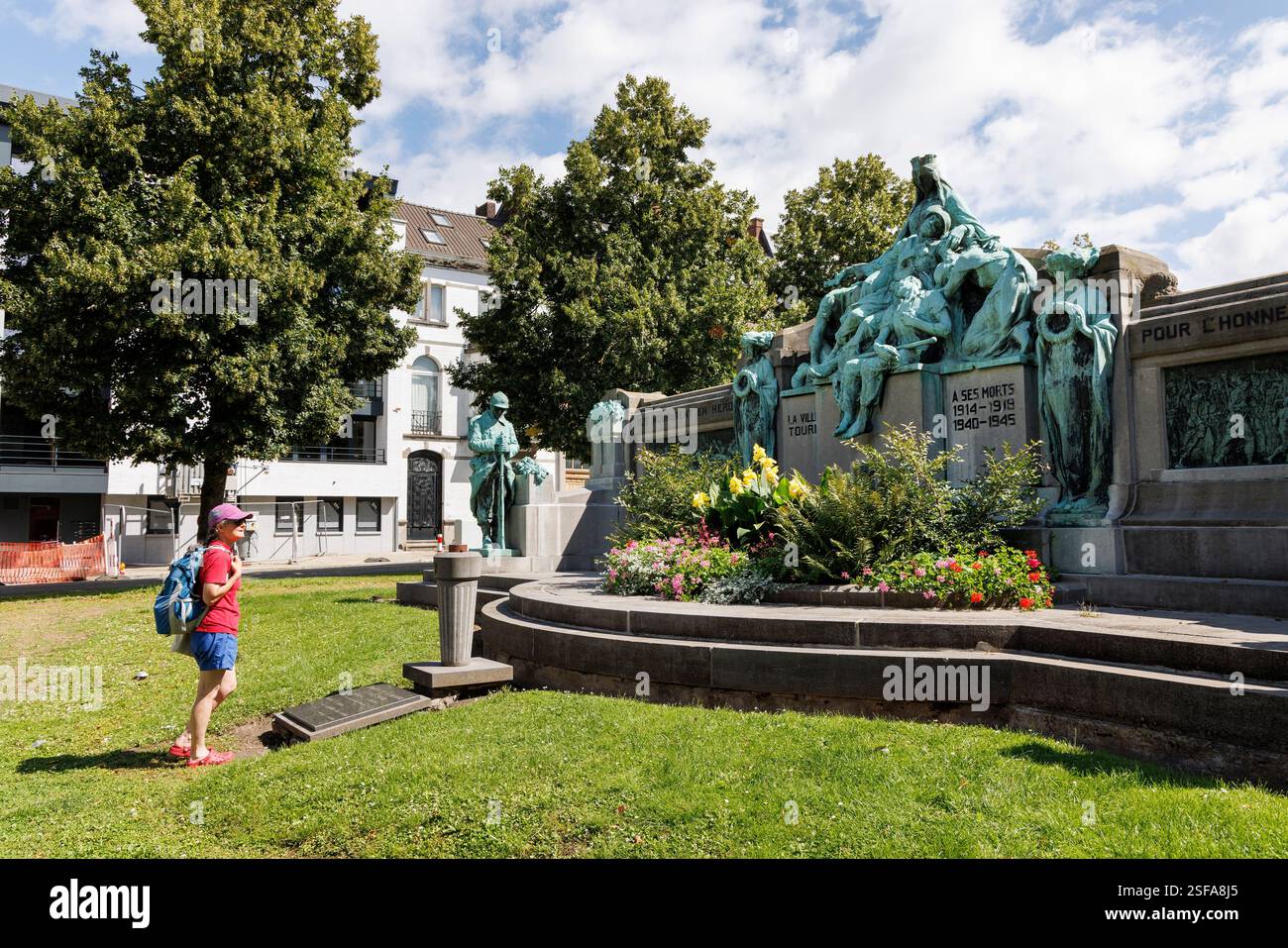 Personne regardant le mémorial de guerre vendéen, Tournai, Belgique Banque D'Images