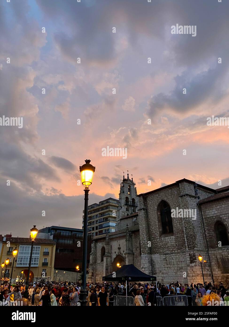 Iglesia de San Lesmes Abad, Burgos au coucher du soleil pendant la Fête de Saint Pierre et Saint Paul - Image de stock capturée avec un smartphone