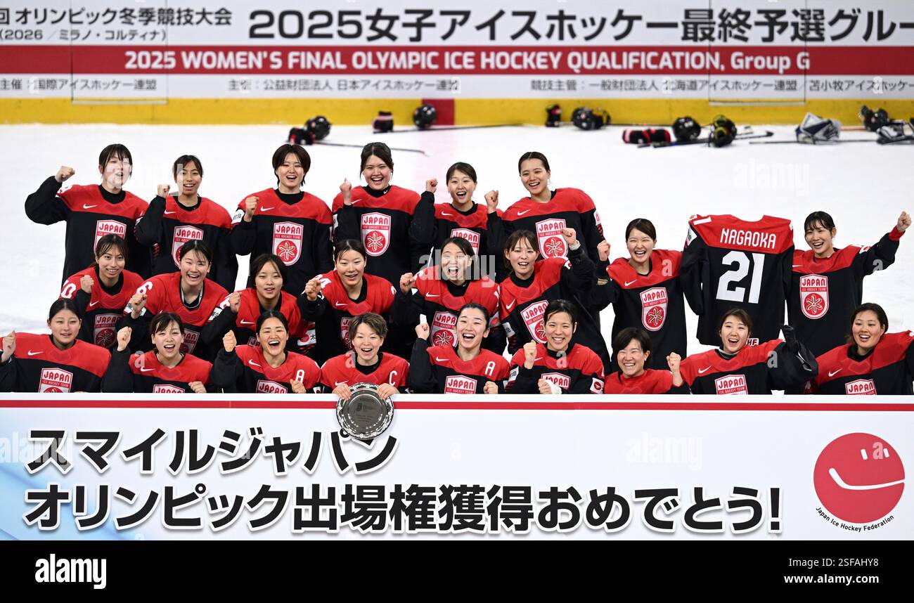 The Japanese women's ice hockey players are all smiles after finishing the final round of the Milan-Cortina d'Ampezzo women's ice hockey final qualifying round with all three wins at the Napiea Ice Arena in Tomakomai, Hokkaido on February 9, 2025. The Japanese national team, "Smile Japan" (ranked 7th in the world), defeated China (ranked 12th) 4-1 in the third match. Japan defeated Poland in the second match to secure their place at Milano Cortina 2026. The 2026 Winter Olympics will be held in Milan and Cortina d'Ampezzo, Italy from February 6th to 22nd, 2026. ( The Yomiuri Shimbun via AP Imag Banque D'Images