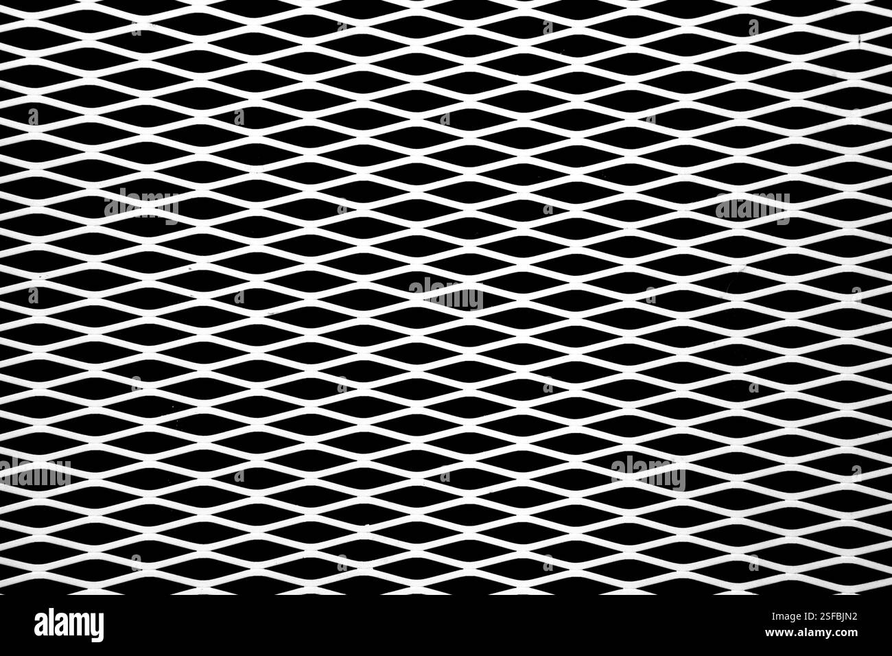 Fond géométrique de motif de grille en métal avec un motif répétitif en forme de diamant adapté aux thèmes industriels et architecturaux. Banque D'Images