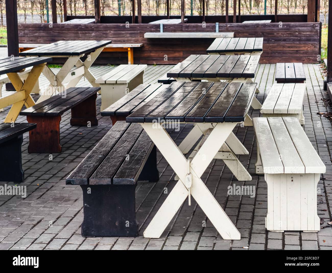 Café en plein air avec de grandes tables et des bancs dans le parc pour passer un moment merveilleux. Banque D'Images