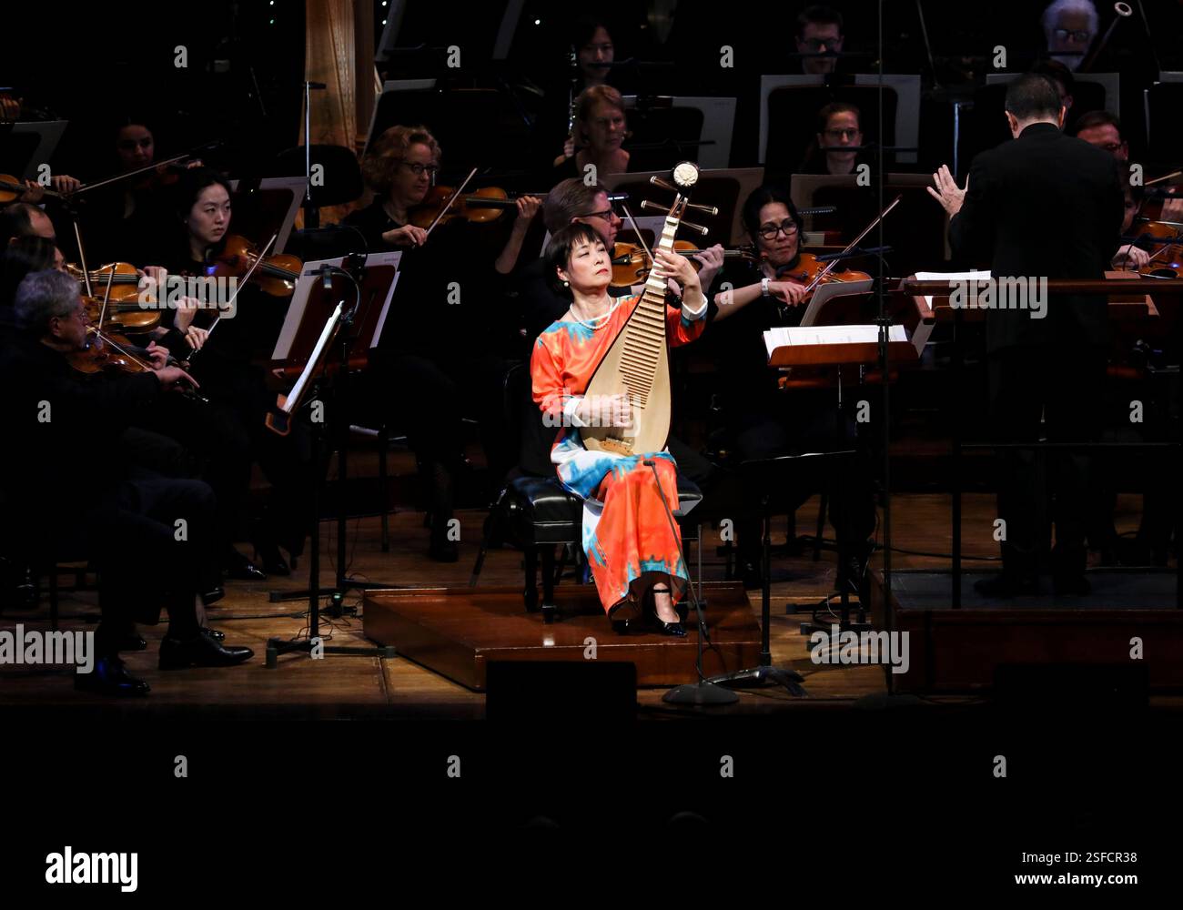 San Francisco, États-Unis. 8 février 2025. Pipa virtuose Wu Man (C) se produit lors d'un concert célébrant le nouvel an chinois au Davies Symphony Hall à San Francisco, Californie, États-Unis, le 8 février 2025. Crédit : Liu Yilin/Xinhua/Alamy Live News Banque D'Images