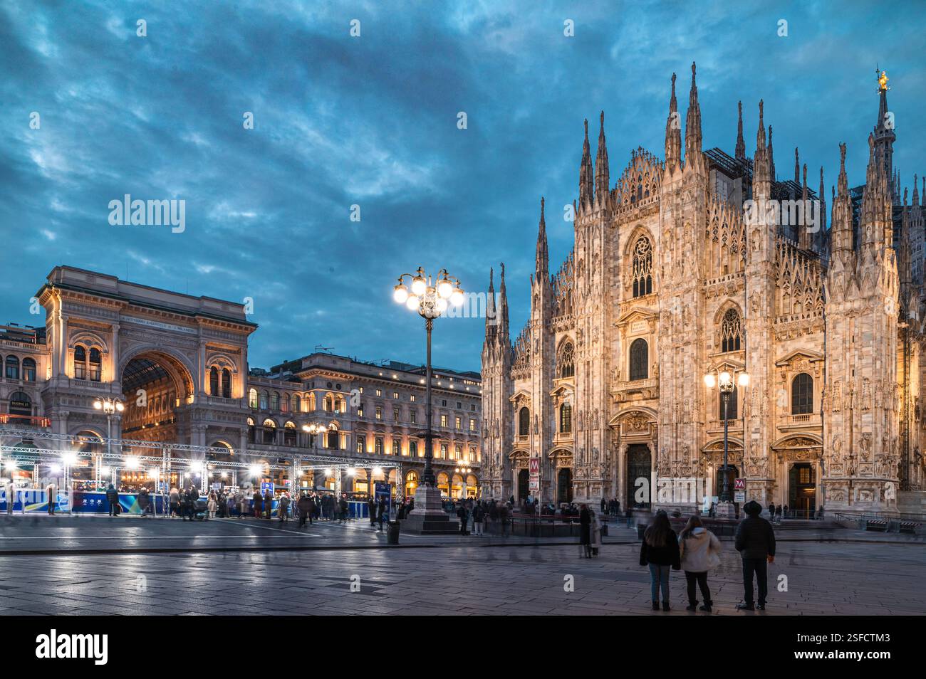 Piazza del Duomo, Milan L'église cathédrale de Milan, Lombardie, Italie. Dédié à la Nativité des jeux olympiques d'hiver de Marie 2026 Banque D'Images