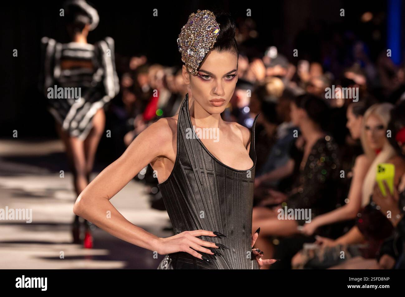 8 février 2025, New York, New York, États-Unis : défilé de mannequins pour le spectacle des blonds pendant la Fashion week automne/hiver 2025 au FIDI Banking Hall de New York le 8 février 2025 (image crédit : © Lev Radin/Pacific Press via ZUMA Press Wire) USAGE ÉDITORIAL SEULEMENT! Non destiné à UN USAGE commercial ! Banque D'Images
