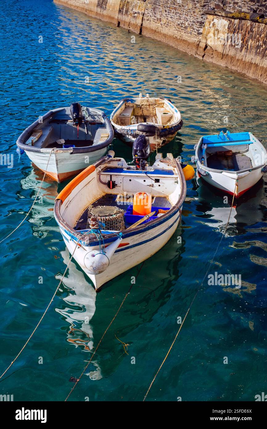 Petits bateaux de pêche amarrés ensemble dans le port de Mevagissey, Cornouailles, Royaume-Uni Banque D'Images