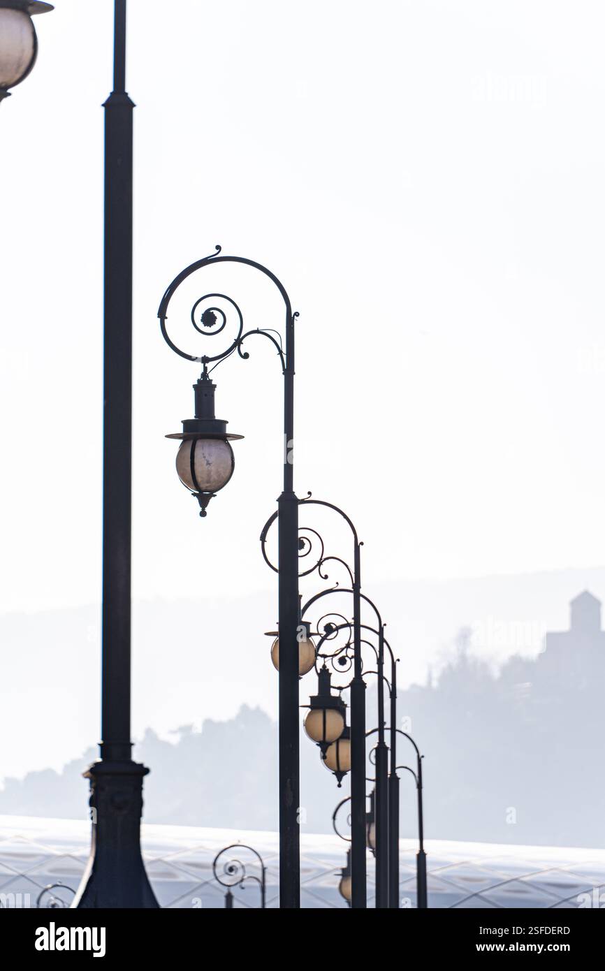 Gros plan d'une rangée de lampadaires traditionnels, vieille ville, Tbilissi, Géorgie Banque D'Images