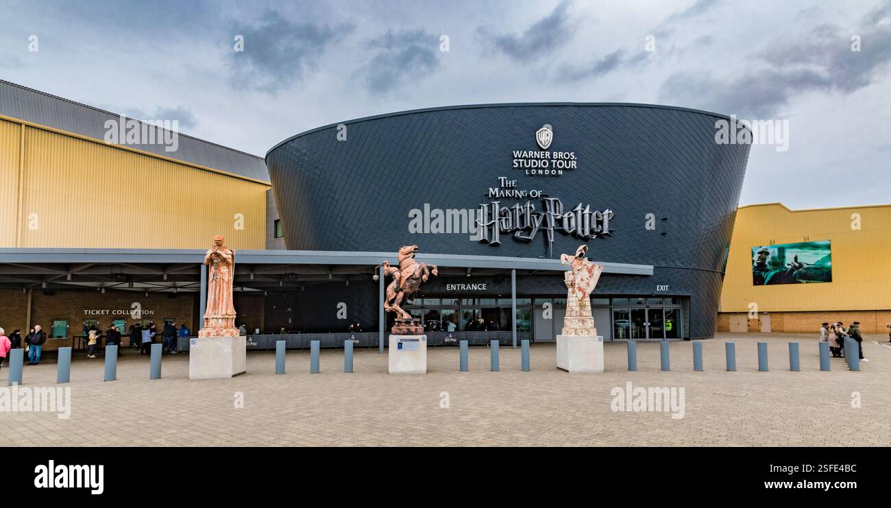 Grand panorama de l'extérieur avant et de l'entrée principale de la célèbre Warner Bros Studio Tour Londres – le making of Harry Potter à Leavesden,... Banque D'Images