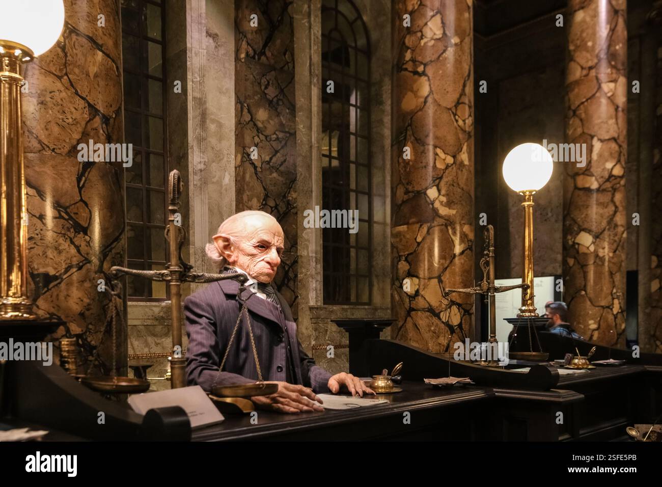 Grande vue rapprochée d'un guichet de banque Gobelin à l'intérieur de la Gringotts Bank, un film qui se déroule dans le célèbre Warner Bros Studio Tour de Londres – le making of Harry... Banque D'Images