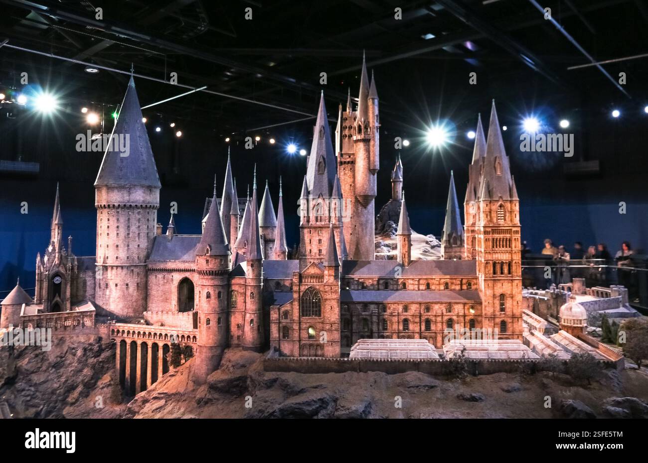 Belle vue sur la maquette à l'échelle 1:24 du château de Poudlard, qui est l'école de sorcellerie et sorcellerie, construite dans le célèbre Warner Bros Visite des studios... Banque D'Images