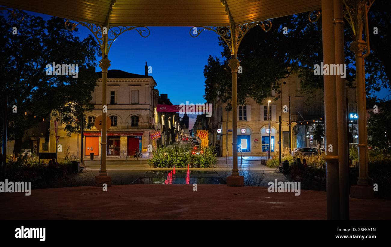Vue panoramique horizontale de l'entrée du centre-ville de Libourne, depuis le kiosque à musique dans un parc Banque D'Images