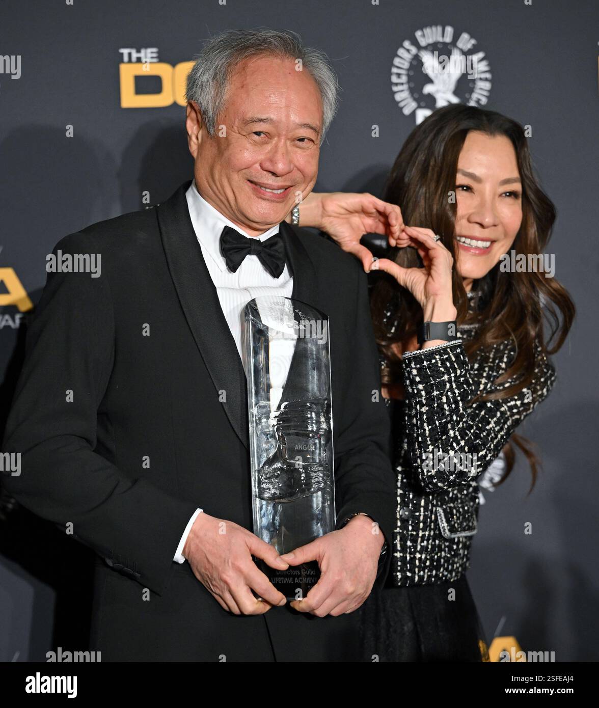 Beverly Hills, États-Unis. 08th Feb, 2025. Le réalisateur Ang Lee (G) détient son prix DGA Lifetime Achievement Award alors qu’il pose avec Michelle Yeoh dans la salle de presse lors de la 77e cérémonie annuelle des Directors Guild of America Awards à l’hôtel Beverly Hilton à Beverly Hills, Californie, le samedi 8 février 2024. Photo de Chris Chew/UPI crédit : UPI/Alamy Live News Banque D'Images