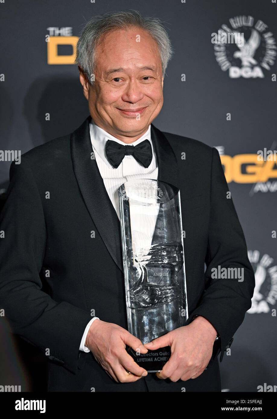Beverly Hills, États-Unis. 08th Feb, 2025. Le réalisateur Ang Lee pose avec son DGA Lifetime Achievement Award dans la salle de presse lors de la 77e cérémonie annuelle des Directors Guild of America Awards à l’hôtel Beverly Hilton à Beverly Hills, Californie, le samedi 8 février 2024. Photo de Chris Chew/UPI crédit : UPI/Alamy Live News Banque D'Images