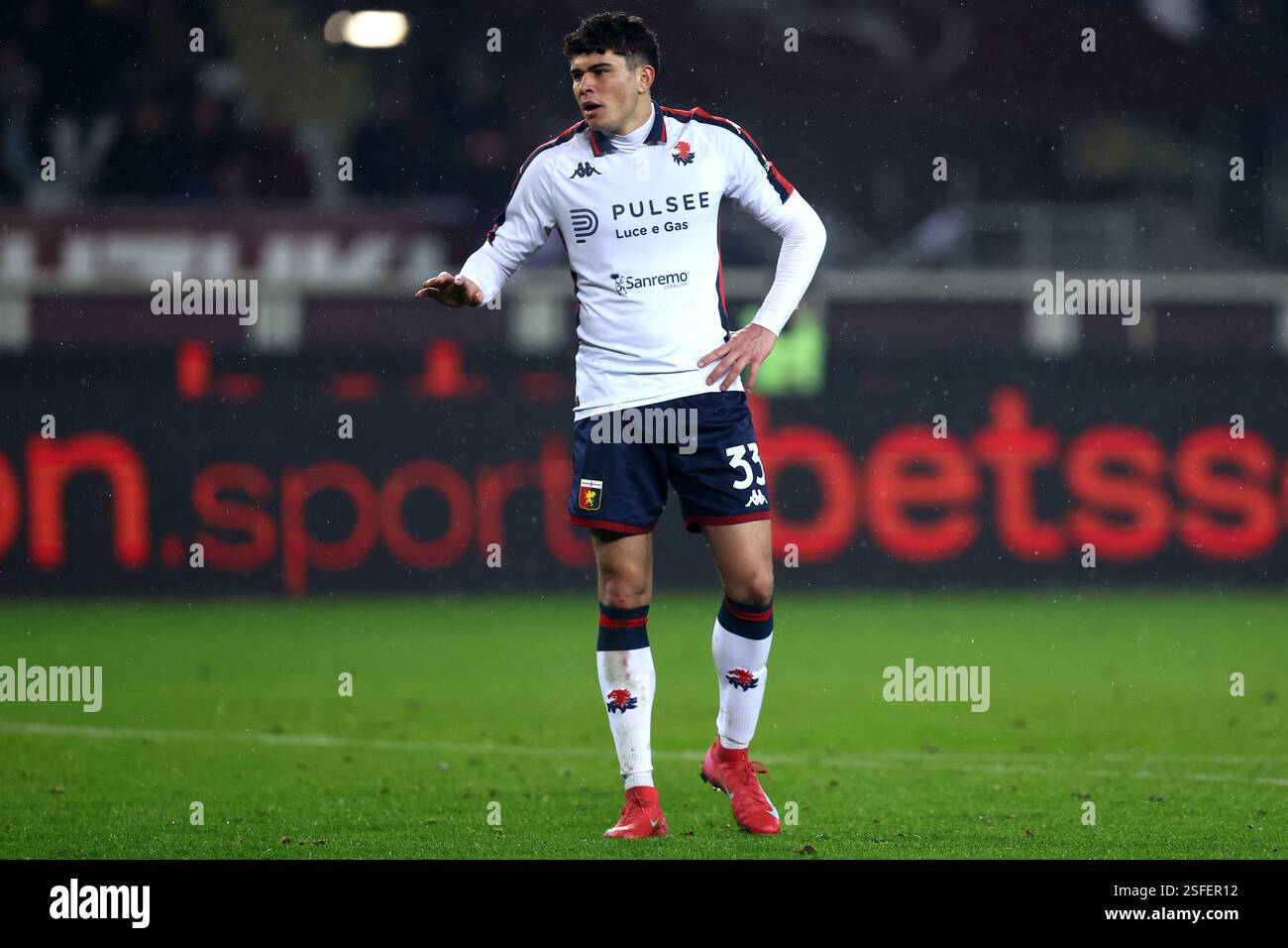 Turin, Italie. 08th Feb, 2025. Alan Matturro du CFC de Gênes fait des gestes lors du match de Serie A entre Torino FC et Gênes CFC au Stadio Olimpico le 8 février 2025 à Turin, Italie . Crédit : Marco Canoniero/Alamy Live News Banque D'Images