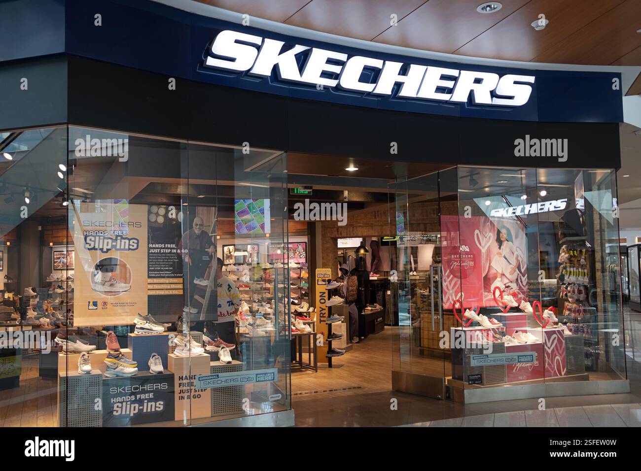 L'extérieur et l'entrée du magasin de chaussures Skechers dans le Roosevelt Field Mall à Garden City, long Island, New York. Banque D'Images