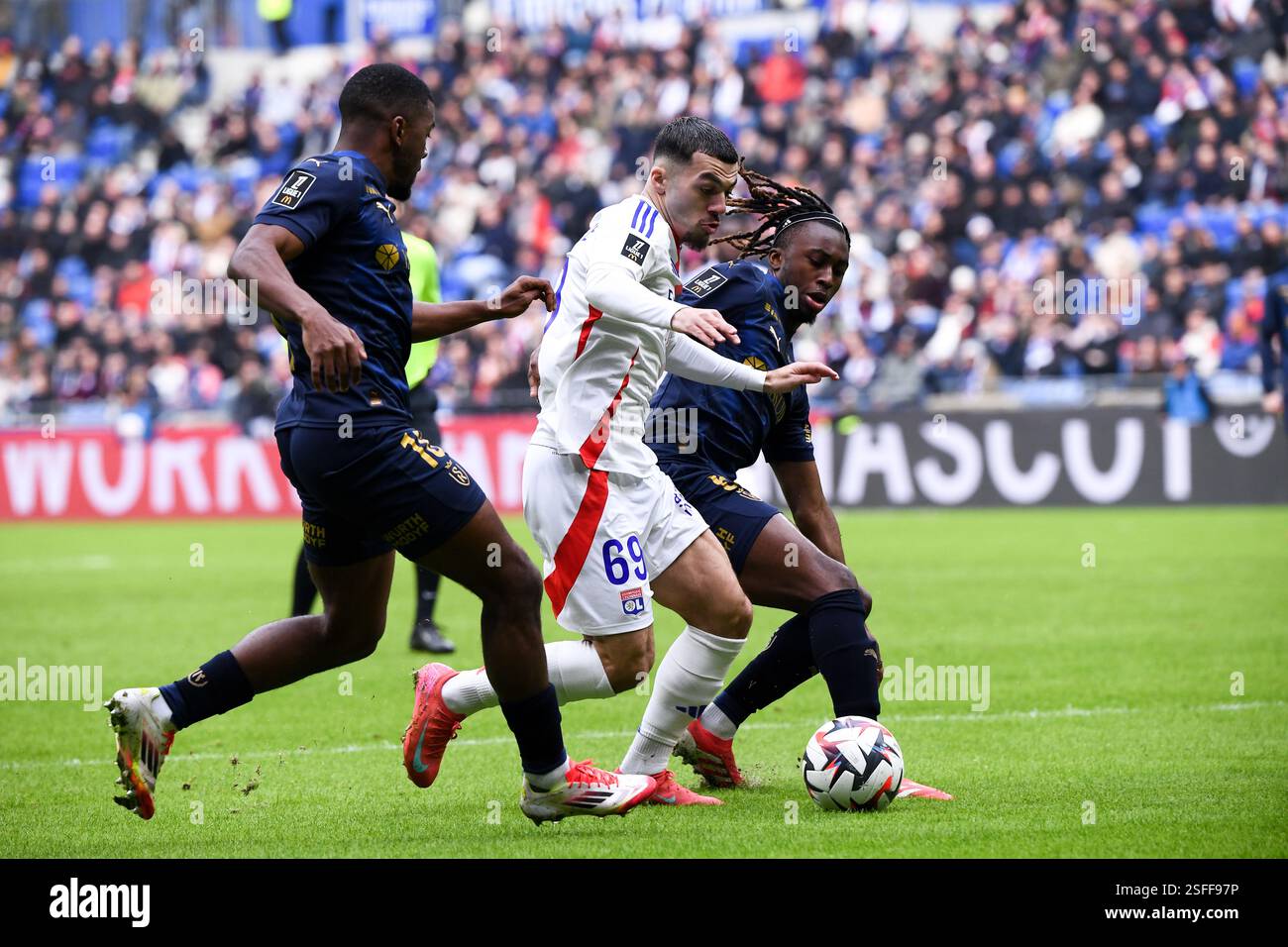 France. 09th Feb, 2025. 69 Georges MIKAUTADZE (ol) - 06 Valentin ATANGANA EDOA (sdr) lors du match de Ligue 1 McDonald's entre Lyon et Reims au Groupama Stadium le 9 février 2025 à Lyon. (Photo de Philippe Lecoeur/FEP/Icon Sport) crédit : Icon Sport/Alamy Live News crédit : Icon Sport/Alamy Live News Banque D'Images