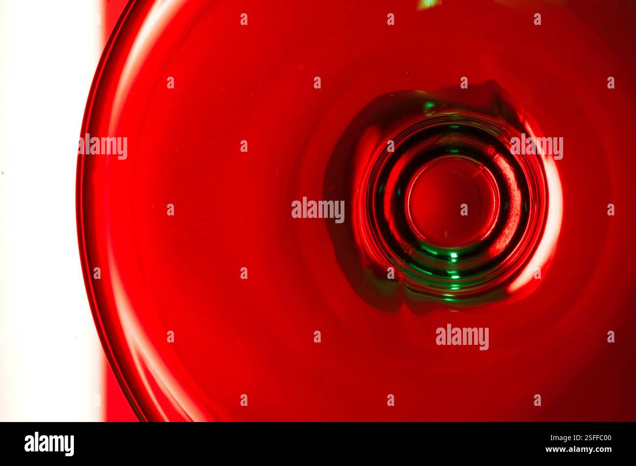 Vue abstraite du fond du verre à vin en rouge et vert Banque D'Images