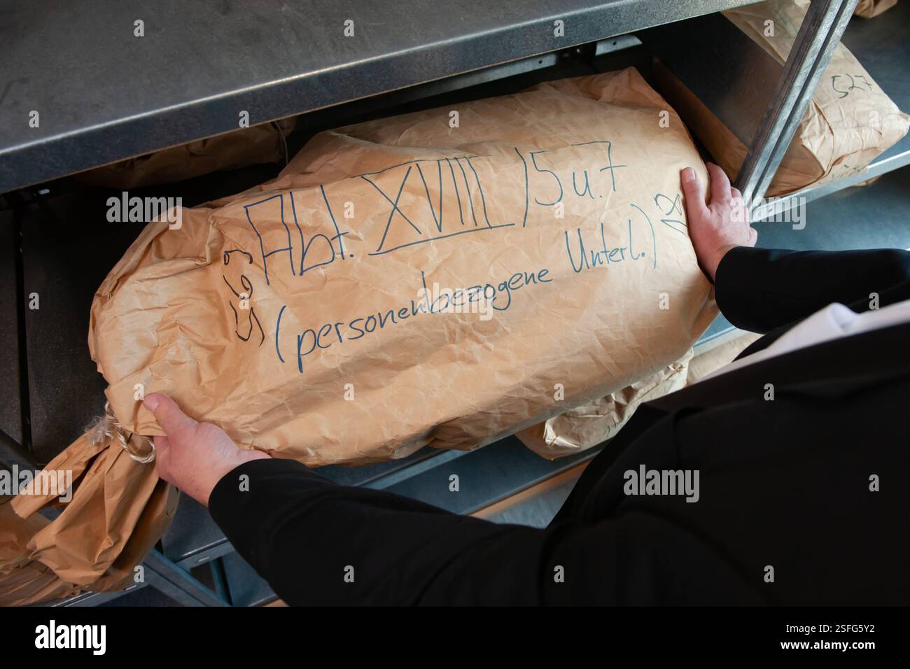 Ein Mitarbeiter entnimmt am 23.05.2011 einen Sack mit vernichteten Stasi-Akten in einem Lager der Bundesstelle des Bundesbeauftragten BStU der ehemaligen ostdeutschen Geheimpolizei Stasi in Magdeburg in Saxe-Anhalt. Die Bundesverwaltung lagert à Magdebourg 9,000 Papiersaecke. Die Bundesstelle des Bundesbeauftragten BStU bewahrt in ihrem Archiv die Unterlagen des Ministeriums fuer Staatssicherheit der DDR auf und stellt diese unter Einhaltung strenger gesetzlicher Vorschriften Privatpersonen, Institutionen und der Oeffentlichkeit fuer verschiedene Zwecke zur Verfuegung. Un employé sort Banque D'Images