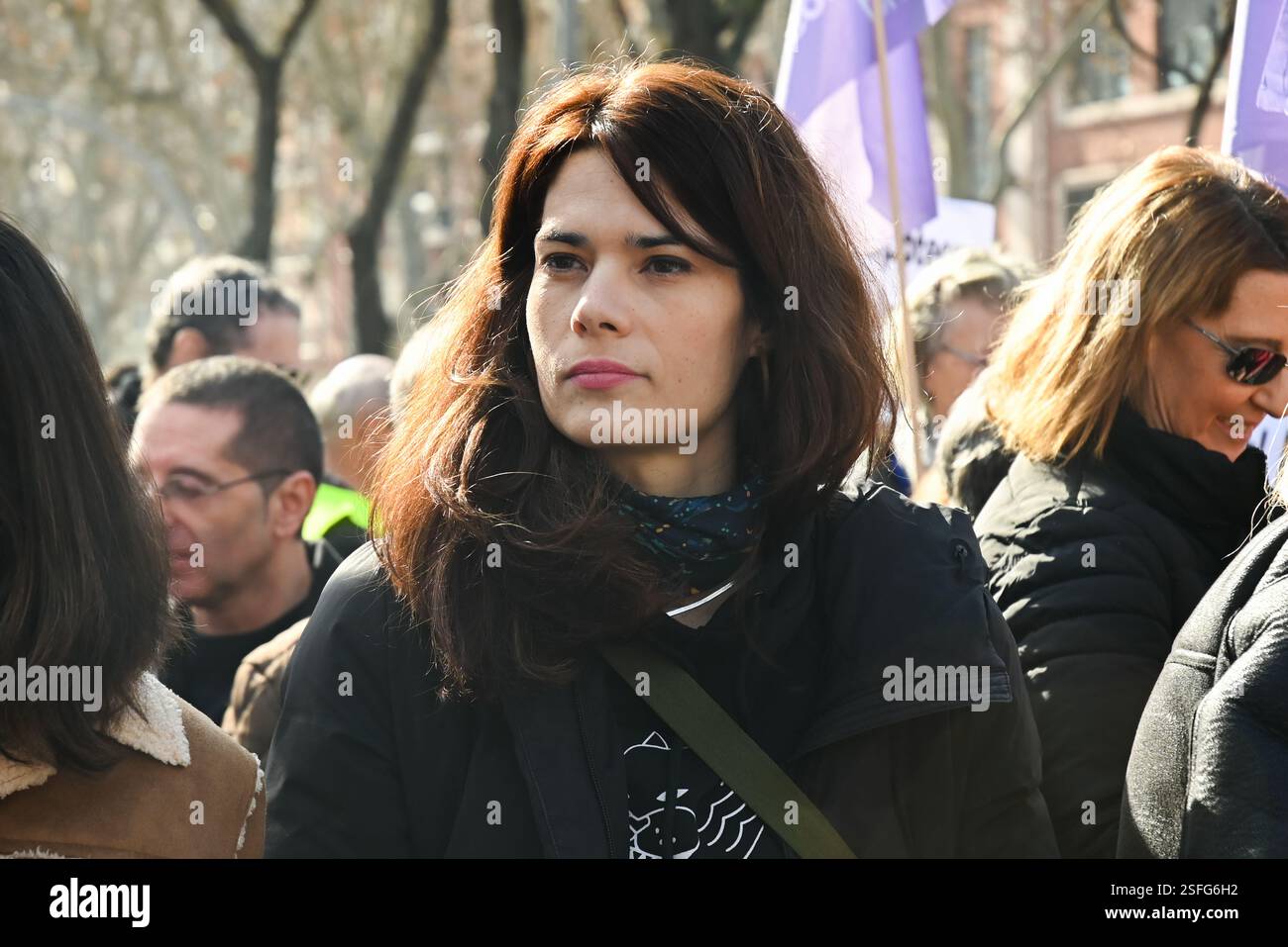 Madrid, Madrid, ESPAGNE. 9 février 2025. Des milliers de personnes descendent à nouveau dans les rues de Madrid pour protester contre la crise du logement. ISA Serra PODEMOS (crédit image : © Richard Zubelzu/ZUMA Press Wire) USAGE ÉDITORIAL SEULEMENT! Non destiné à UN USAGE commercial ! Crédit : ZUMA Press, Inc/Alamy Live News Banque D'Images