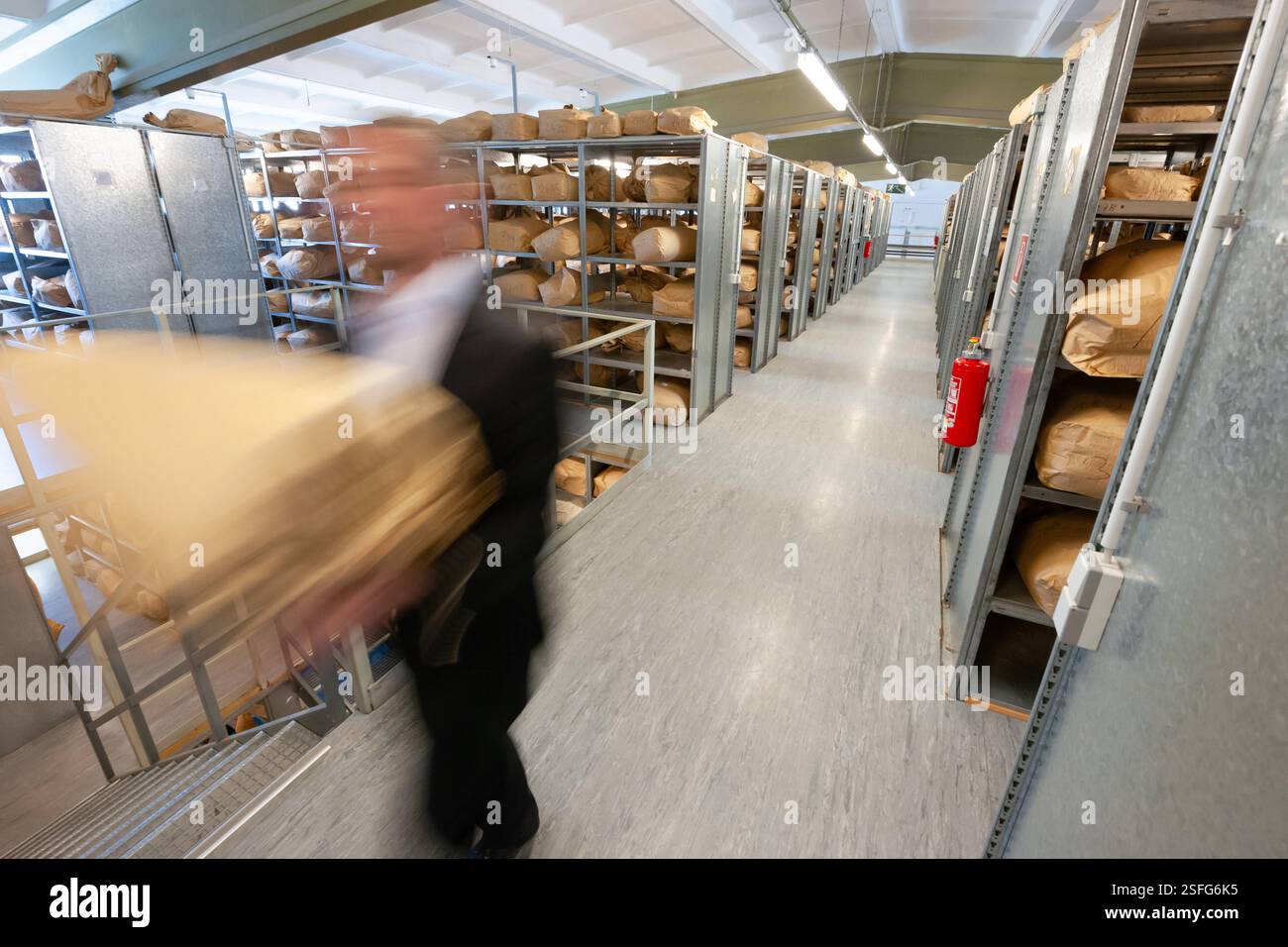 Ein Mitarbeiter transportiert am 23.05.2011 einen Sack mit vernichteten Stasi-Akten in einem Lager der Bundesstelle des Bundesbeauftragten BStU der ehemaligen ostdeutschen Geheimpolizei Stasi in Magdeburg in Saxe-Anhalt. Die Bundesverwaltung lagert à Magdebourg 9,000 Papiersaecke. Die Bundesstelle des Bundesbeauftragten BStU bewahrt in ihrem Archiv die Unterlagen des Ministeriums fuer Staatssicherheit der DDR auf und stellt diese unter Einhaltung strenger gesetzlicher Vorschriften Privatpersonen, Institutionen und der Oeffentlichkeit fuer verschiedene Zwecke zur Verfuegung. Un employé tran Banque D'Images
