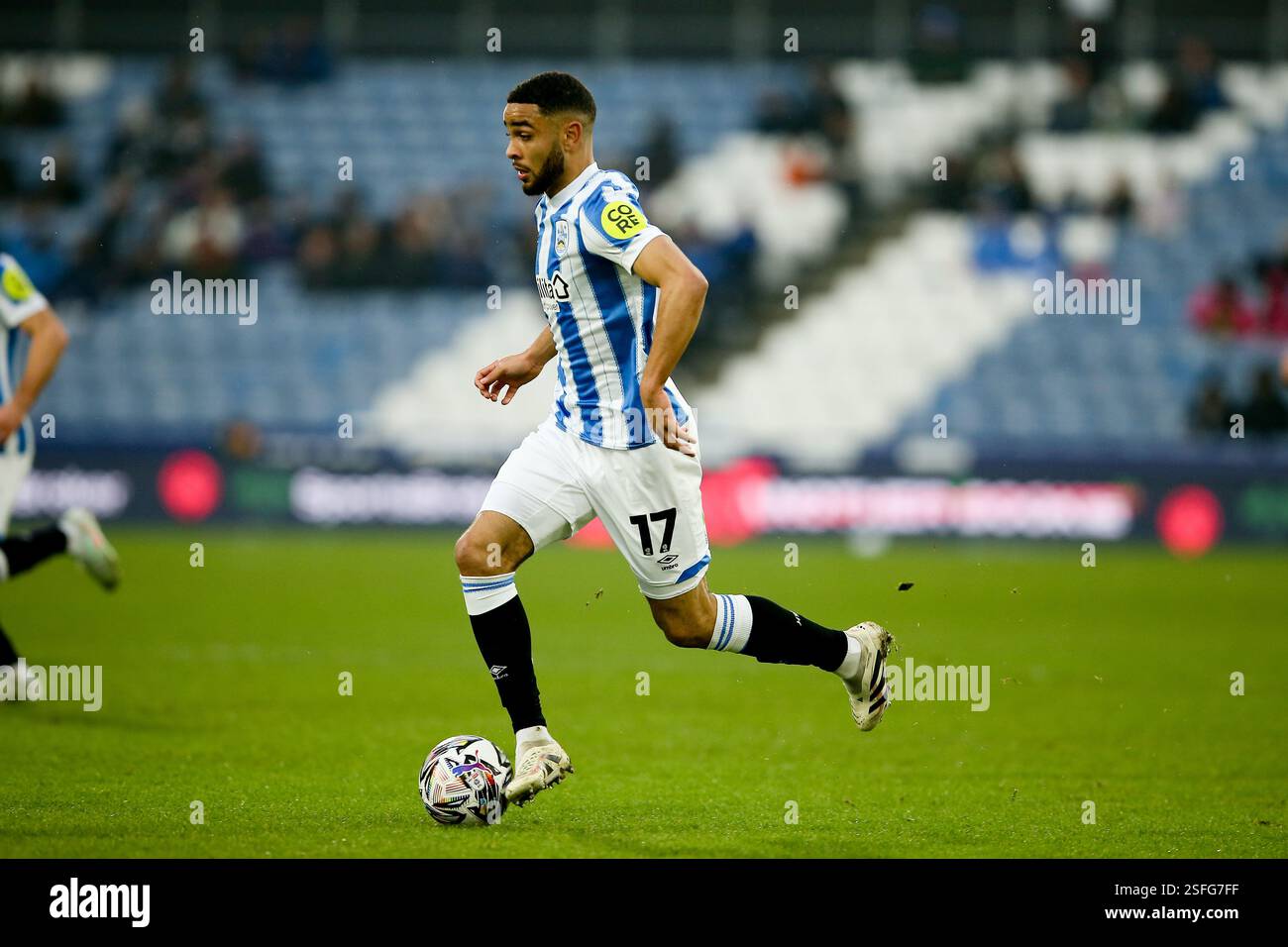 John Smith's Stadium, Huddersfield, Angleterre - 8 février 2025 Brodie Spencer de Huddersfield Town court avec le ballon - pendant le match Huddersfield Town v Reading, Sky Bet League One, 2024/25, John Smith's Stadium, Huddersfield, Angleterre - 8 février 2025 crédit : Arthur Haigh/WhiteRosePhotos/Alamy Live News Banque D'Images