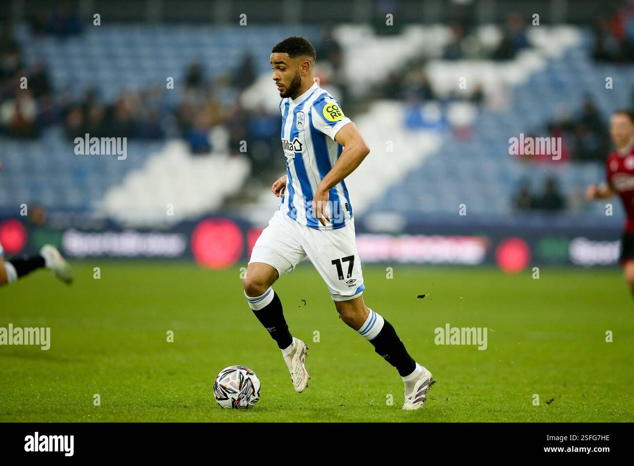 John Smith's Stadium, Huddersfield, Angleterre - 8 février 2025 Brodie Spencer de Huddersfield Town sur le ballon - pendant le match Huddersfield Town v Reading, Sky Bet League One, 2024/25, John Smith's Stadium, Huddersfield, Angleterre - 8 février 2025 crédit : Arthur Haigh/WhiteRosePhotos/Alamy Live News Banque D'Images
