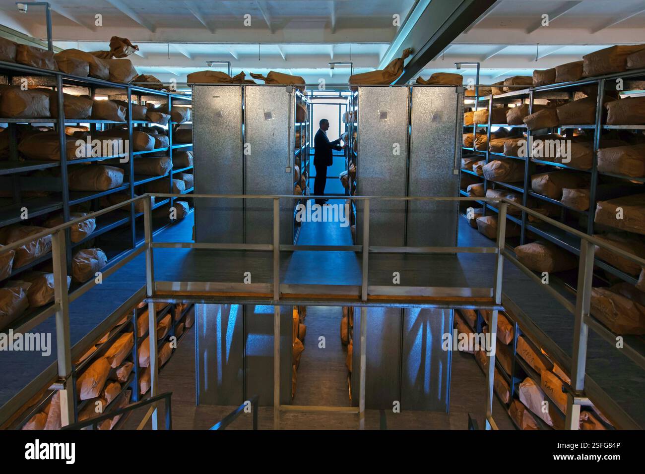 Ein Mitarbeiter entnimmt am 23.05.2011 einen Sack mit vernichteten Stasi-Akten in einem Lager der Bundesstelle des Bundesbeauftragten BStU der ehemaligen ostdeutschen Geheimpolizei Stasi in Magdeburg in Saxe-Anhalt. Die Bundesverwaltung lagert à Magdebourg 9,000 Papiersaecke. Die Bundesstelle des Bundesbeauftragten BStU bewahrt in ihrem Archiv die Unterlagen des Ministeriums fuer Staatssicherheit der DDR auf und stellt diese unter Einhaltung strenger gesetzlicher Vorschriften Privatpersonen, Institutionen und der Oeffentlichkeit fuer verschiedene Zwecke zur Verfuegung. Un employé sort Banque D'Images