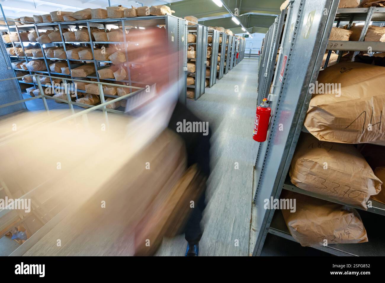 Ein Mitarbeiter transportiert am 23.05.2011 einen Sack mit vernichteten Stasi-Akten in einem Lager der Bundesstelle des Bundesbeauftragten BStU der ehemaligen ostdeutschen Geheimpolizei Stasi in Magdeburg in Saxe-Anhalt. Die Bundesverwaltung lagert à Magdebourg 9,000 Papiersaecke. Die Bundesstelle des Bundesbeauftragten BStU bewahrt in ihrem Archiv die Unterlagen des Ministeriums fuer Staatssicherheit der DDR auf und stellt diese unter Einhaltung strenger gesetzlicher Vorschriften Privatpersonen, Institutionen und der Oeffentlichkeit fuer verschiedene Zwecke zur Verfuegung. Un employé tran Banque D'Images