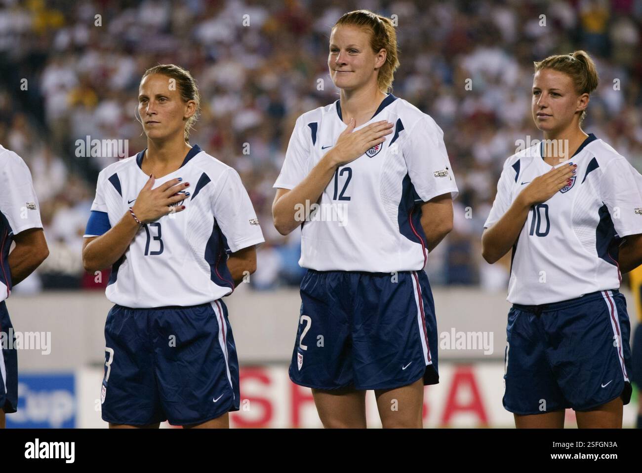 Kristine Lilly (13 ans), Cindy Parlow (12 ans) et Aly Wagner (10 ans) représentent l'hymne national avant un match de Coupe du monde féminine A contre le Nigeria le 25 septembre 2003 au Lincoln Financial Field à Philadelphie, Pennsylvanie. Usage éditorial exclusif. Utilisation commerciale interdite. (Photographie de Jonathan Paul Larsen / Diadem images) Banque D'Images