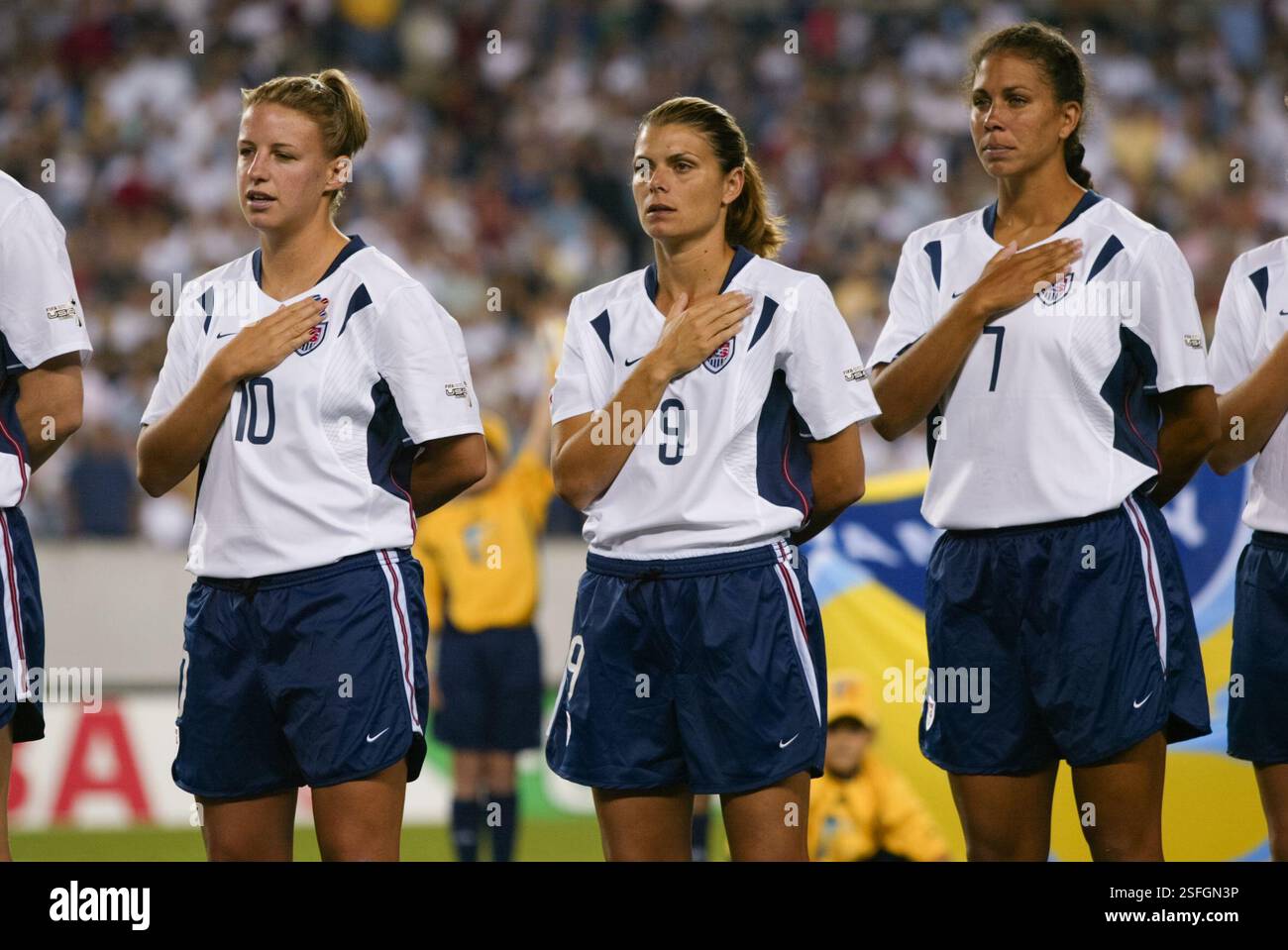 Les joueuses de l'équipe américaine Aly Wagner (10 ans), Mia Hamm (9 ans) et Shannon Boxx (7 ans) représentent l'hymne national avant un match de Coupe du monde féminine A contre le Nigeria le 25 septembre 2003 au Lincoln Financial Field à Philadelphie, en Pennsylvanie. Usage éditorial exclusif. Utilisation commerciale interdite. (Photographie de Jonathan Paul Larsen / Diadem images) Banque D'Images