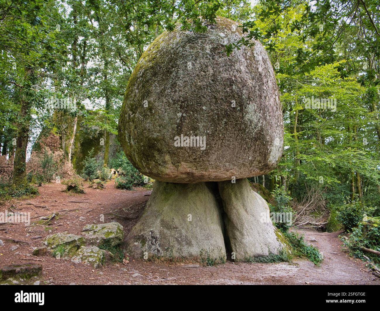 Huelgoat, France - 18 septembre 2024 : à Huelgoat en Bretagne, dans le nord de la France, au Champignon, ou au champignon, un gros rocher équilibré sur un plus petit. Banque D'Images