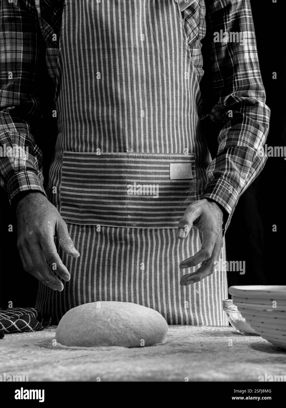 baker faire du pain de manière artisanale Banque D'Images