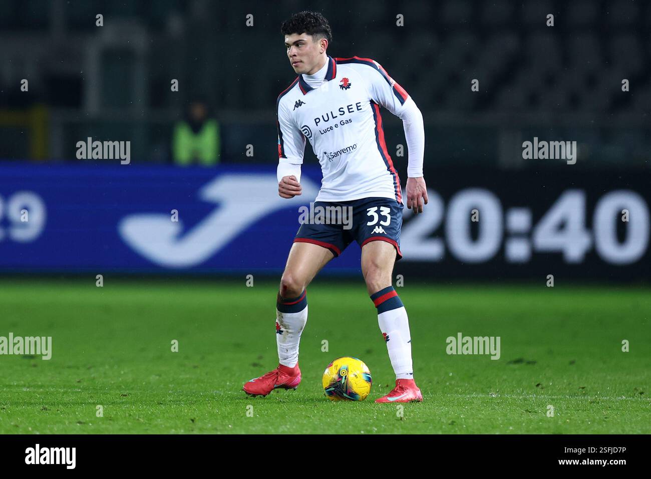Turin, Italie. 08th Feb, 2025. Alan Matturro du Gênes CFC en action lors du match de Serie A entre Torino FC et Gênes CFC au Stadio Olimpico le 8 février 2025 à Turin, Italie . Crédit : Marco Canoniero/Alamy Live News Banque D'Images