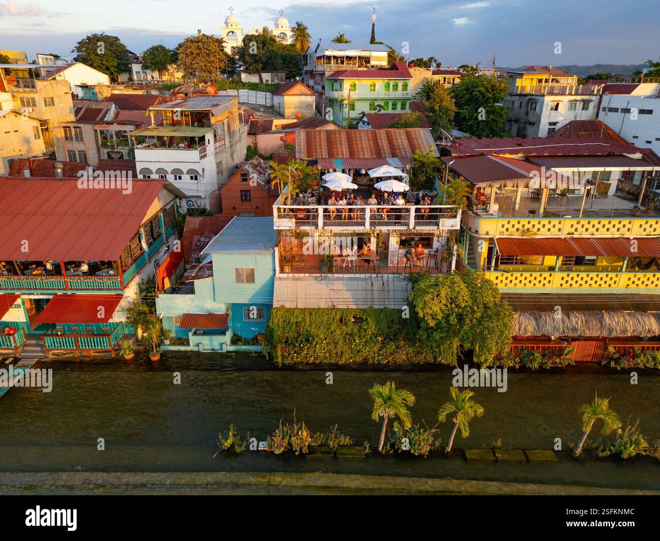 Les visiteurs apprécient le coucher de soleil à Flores, Guatemala Banque D'Images