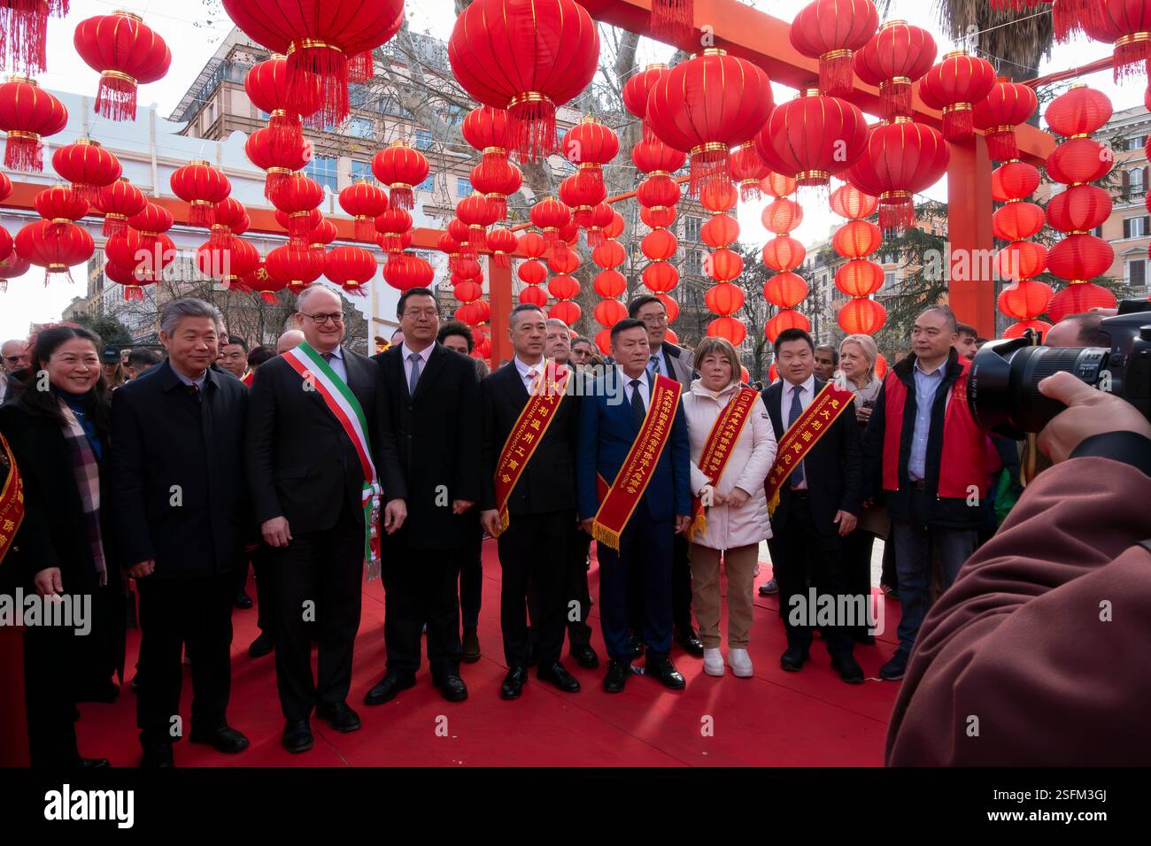 Italie, Rome, Piazza Vittorio : le maire de Rome Roberto Gualtieri avec d'autres personnalités de la communauté romaine chinoise au nouvel an chinois 2025 Banque D'Images