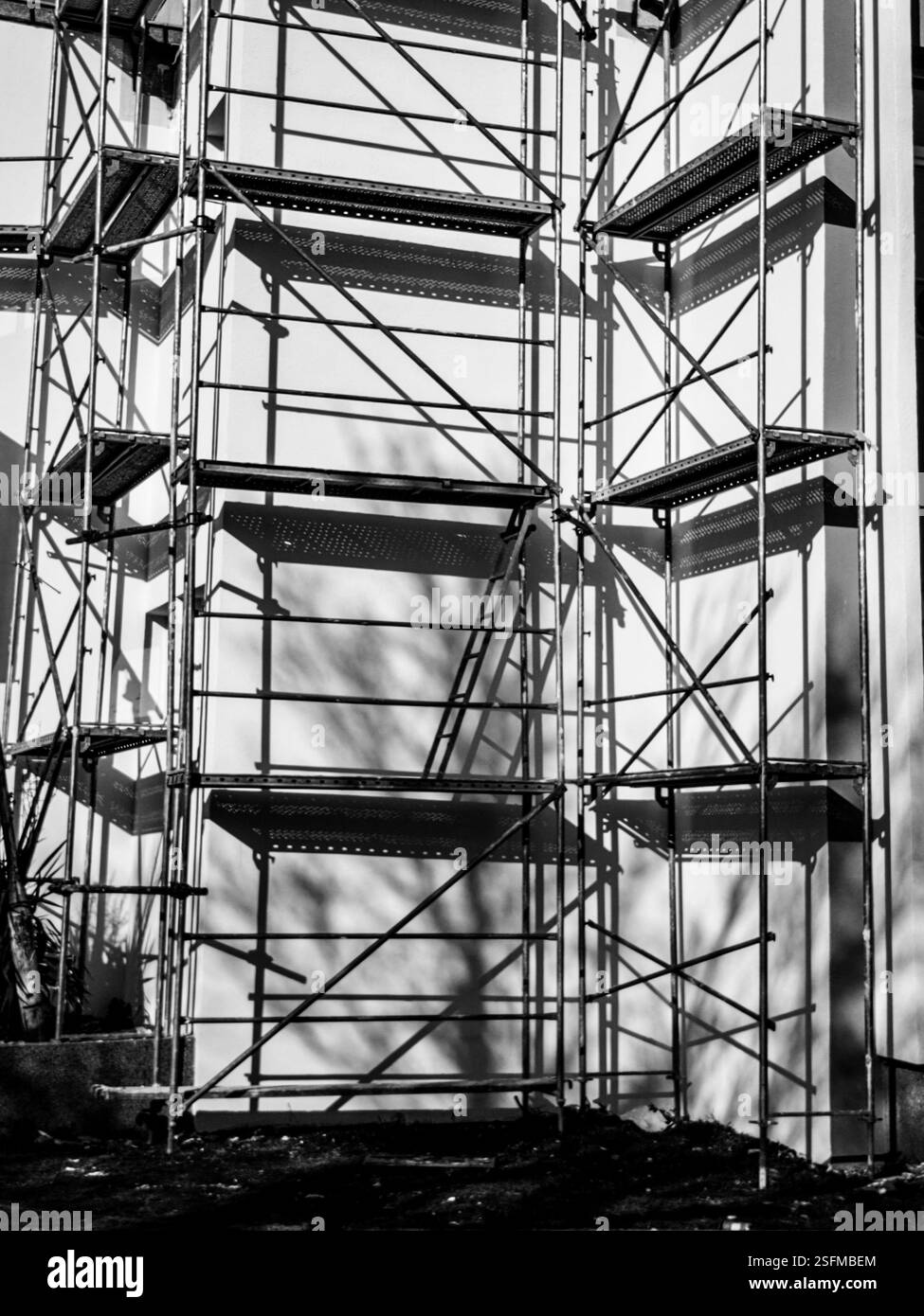 Transformation en cours – mur du bâtiment en réparation Banque D'Images Transformation en cours – mur du bâtiment en réparation Banque D'Images