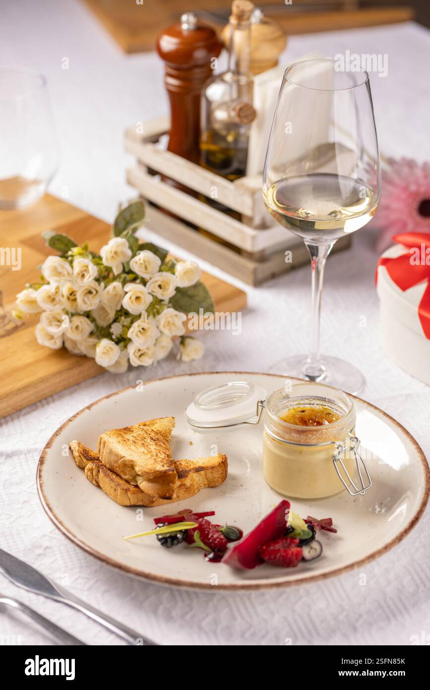 Délicieuse crème brûlée au foie gras de canard avec pain grillé et baies servies au restaurant Banque D'Images