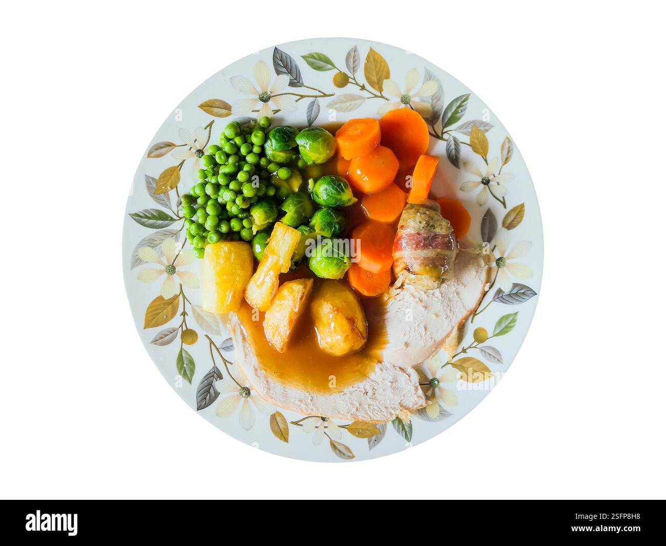 Dîner de Noël avec dinde, pommes de terre cuites au four, choux de bruxelles, petits pois, carottes, panais, cochon en couvertures et sauce, découpé et isolé Banque D'Images