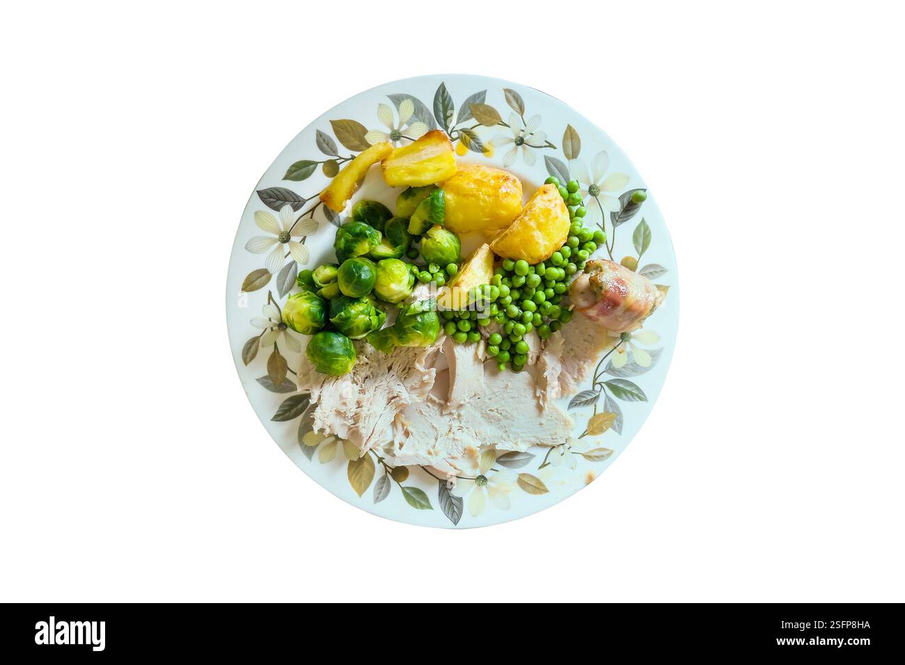 Dîner le jour de Noël avec une dinde, pommes de terre cuites au four, choux de bruxelles, pois, panais et cochon dans des couvertures, découpées et isolées sur un dos blanc Banque D'Images